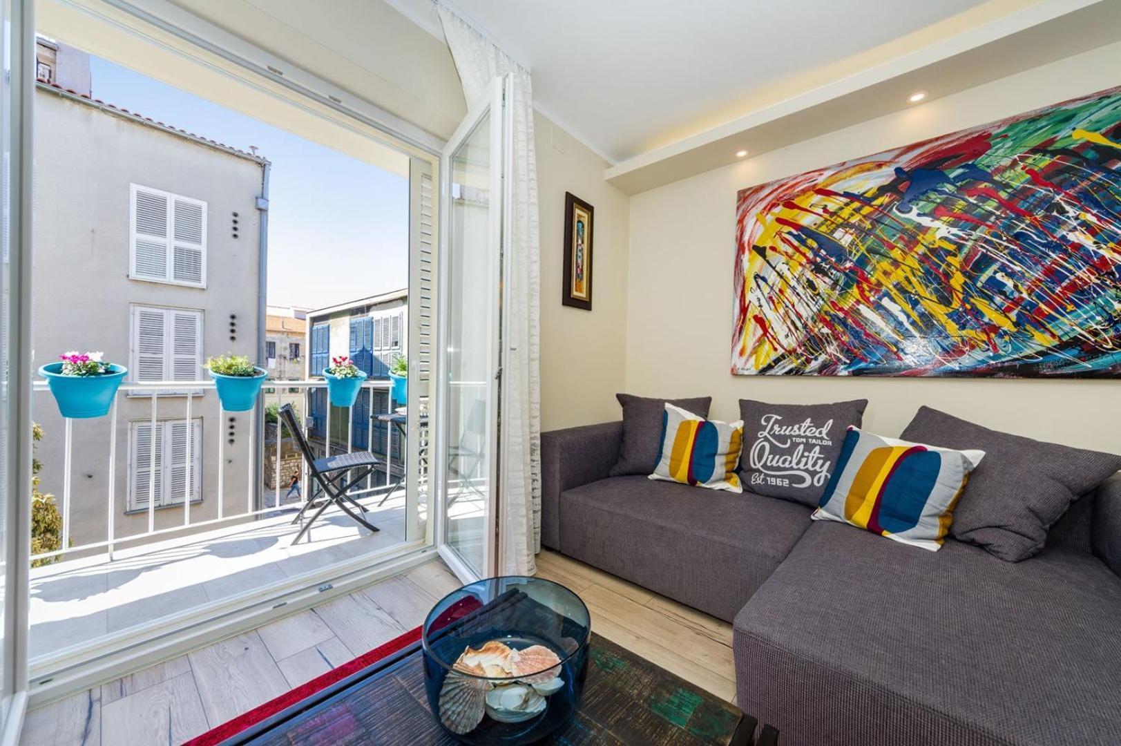 Ema 2br Apt. In Old Town Centre Appartement *