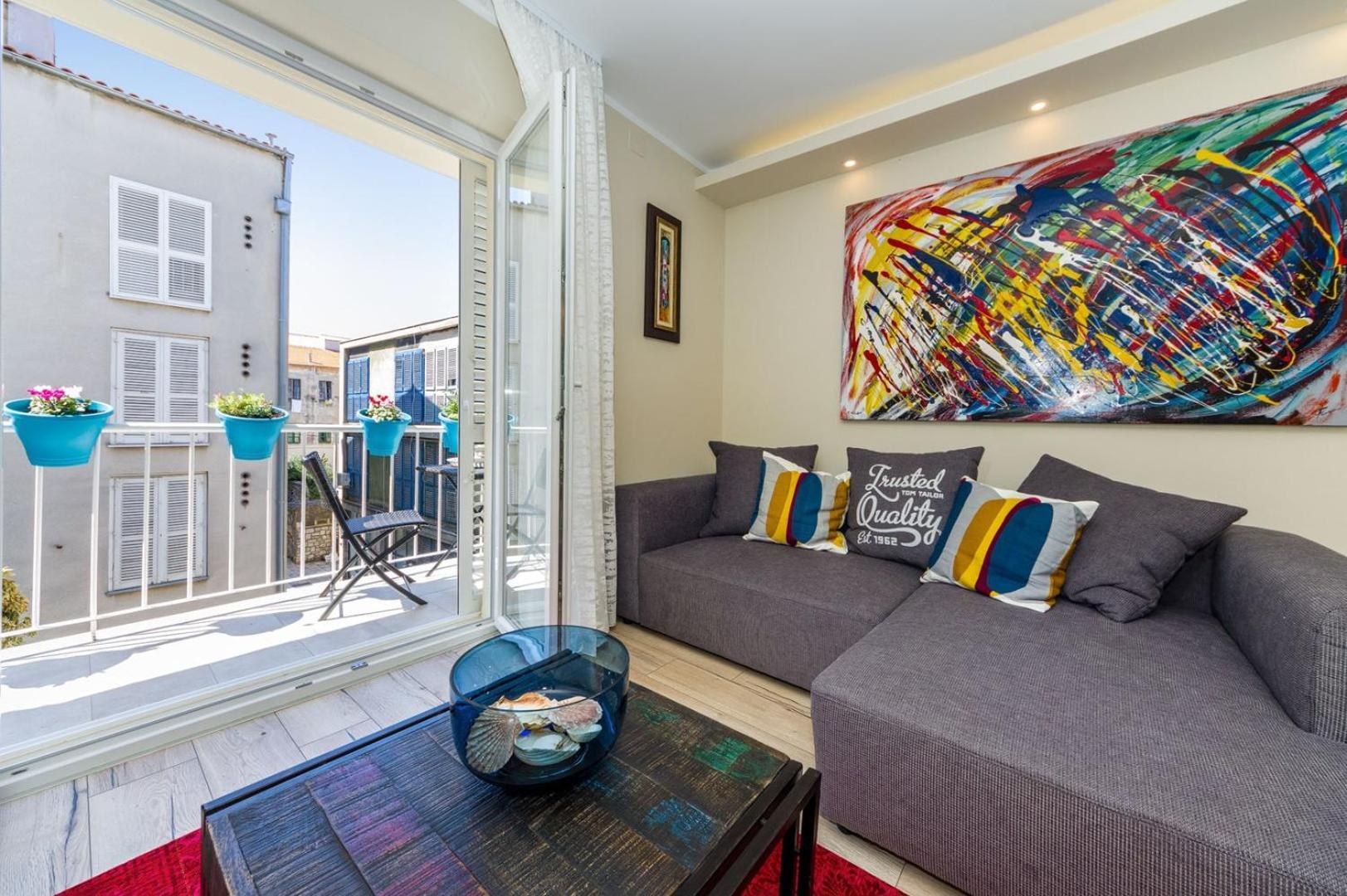 Ema 2br Apt. In Old Town Centre Appartement